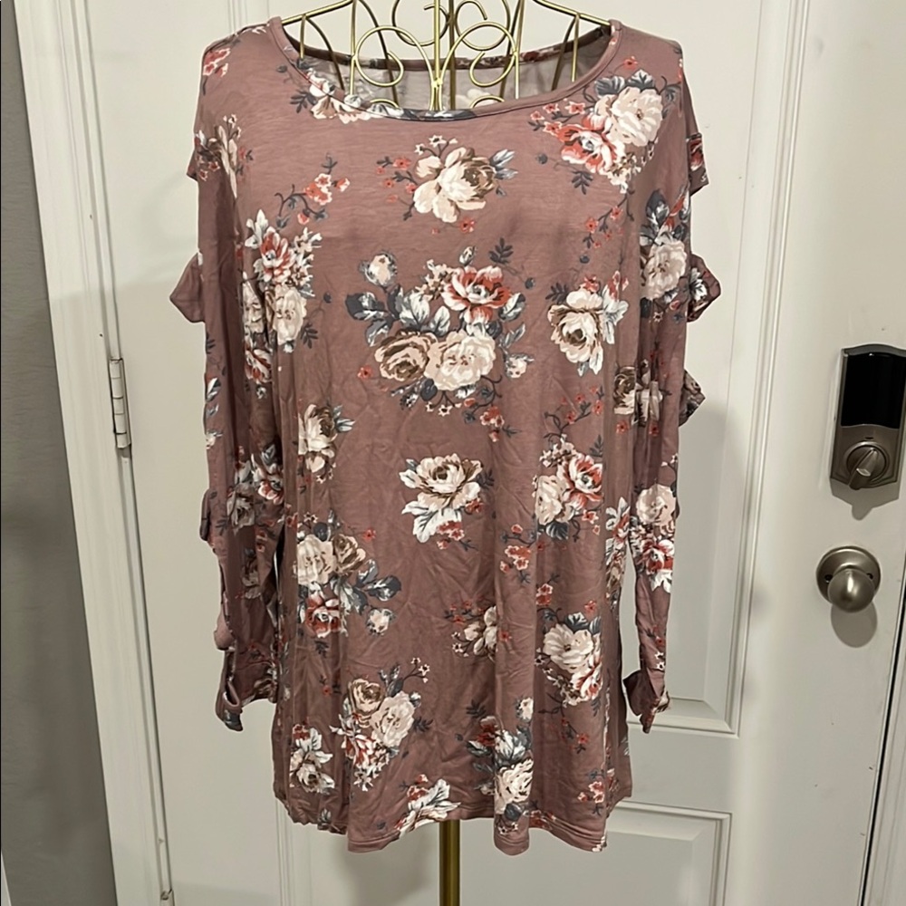 A&I Cut Out  Sleeve Relaxed Top